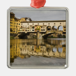 Italien, Florenz, Spiegelungen im Arno-Fluss Ornament Aus Metall