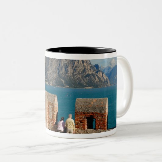 Italien, Malcesine, Aussicht vom Burgturm Zweifarbige Tasse (VorderseiteRechts)