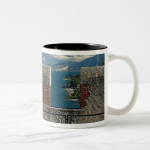 Italien, Malcesine, Blick vom Schloss auf den See Zweifarbige Tasse