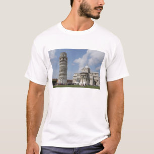 Italien, Pisa. Schiefer Turm von Pisa und T-Shirt