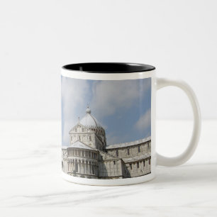Italien, Pisa. Schiefer Turm von Pisa und Zweifarbige Tasse