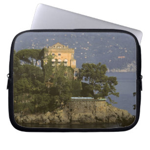 Italien, Portofino. Malerisches Leben an der Laptopschutzhülle