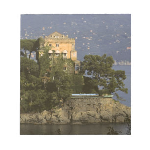 Italien, Portofino. Malerisches Leben an der Notizblock