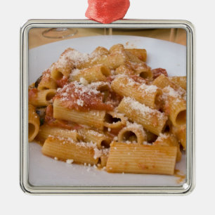 Italien, Positano. Anrichteplatte mit Rigatoni. Ornament Aus Metall