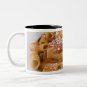 Italien, Positano. Display Platte der rigatoni. Zweifarbige Tasse (Links)