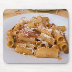 Italien, Positano. Präsentierteller mit Rigatoni. Mousepad