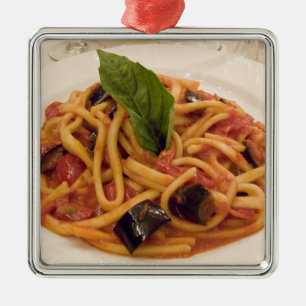 Italien, Positano. Teigwaren und Auberginen Silbernes Ornament