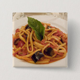 Italien, Positano. Teller mit Pasta und Aubergine. Button