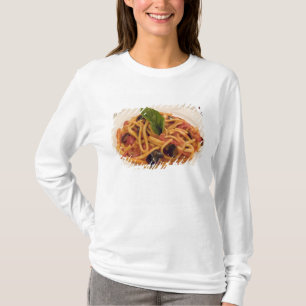Italien, Positano. Teller mit Pasta und Aubergine. T-Shirt