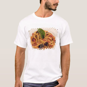Italien, Positano. Teller mit Pasta und Aubergine. T-Shirt