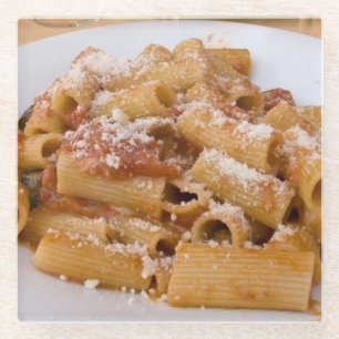 Italien, Positano. Teller mit Rigatoni Glasuntersetzer