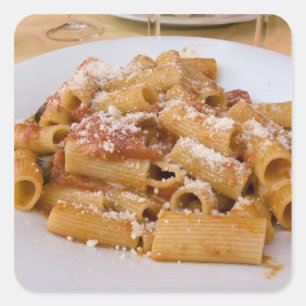 Italien, Positano. Teller mit Rigatoni. Quadratischer Aufkleber