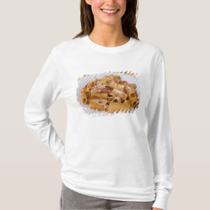 Italien, Positano. Teller mit Rigatoni. T-Shirt