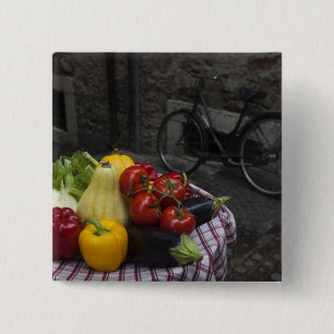 Italien, Provinz Brescia, Gargnano. Tisch mit 2 Button