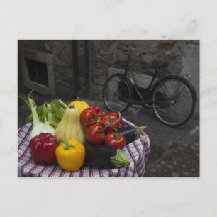 Italien, Provinz Brescia, Gargnano. Tisch mit 2 Postkarte