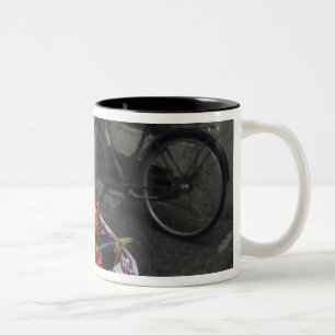 Italien, Provinz Brescia, Gargnano. Tisch mit 2 Zweifarbige Tasse