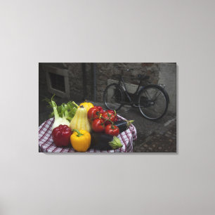 Italien, Provinz Brescia, Gargnano. Tisch mit Leinwanddruck