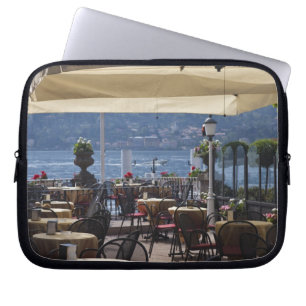 Italien, Provinz Como, Bellagio. Café am See. Laptopschutzhülle