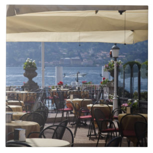 Italien, Provinz Como, Bellagio. Seecafé. Fliese