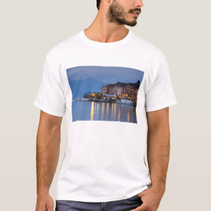 Italien, Provinz Como, Bellagio. Stadtansicht, T-Shirt