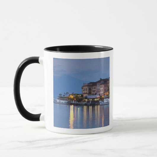 Italien, Provinz Como, Bellagio. Stadtsicht, Tasse (Links)