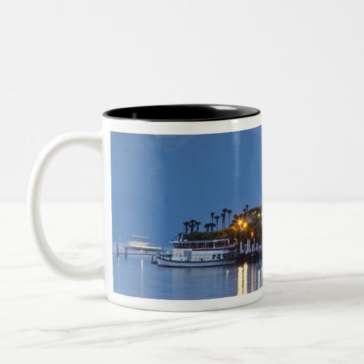 Italien, Provinz Como, Bellagio. Stadtsicht, Zweifarbige Tasse (Links)
