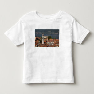 Italien, Provinz Como, Menaggio. Stadtansicht und  Kleinkind T-shirt