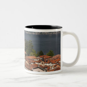 Italien, Provinz Como, Menaggio. Stadtblick und 2 Zweifarbige Tasse