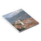 Italien, Provinz Como, Menaggio. Stadtsicht und Notizblock (angewinkelt)