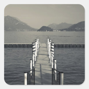 Italien, Provinz Como, Tremezzo. Seebrücke. Quadratischer Aufkleber