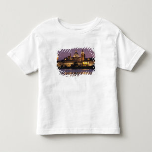 Italien, Provinz Mantua, Mantua. Stadtansicht und Kleinkind T-shirt