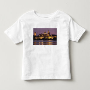 Italien, Provinz Mantua, Mantua. Stadtansicht und Kleinkind T-shirt