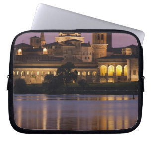 Italien, Provinz Mantua, Mantua. Stadtansicht und Laptopschutzhülle
