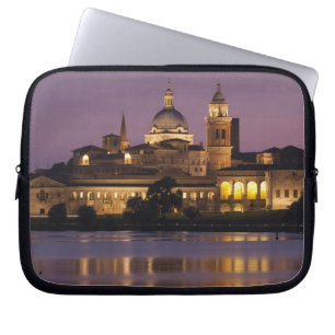 Italien, Provinz Mantua, Mantua. Stadtansicht und Laptopschutzhülle