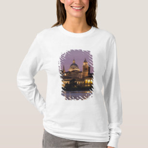 Italien, Provinz Mantua, Mantua. Stadtblick und 2 T-Shirt