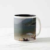 Italien, Provinz Verona, Brenzone. Gardasee Zweifarbige Tasse (VorderseiteRechts)