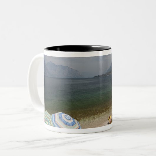 Italien, Provinz Verona, Brenzone. Gardasee Zweifarbige Tasse (Vorderseite Links)