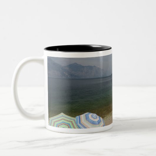 Italien, Provinz Verona, Brenzone. Gardasee Zweifarbige Tasse (Links)