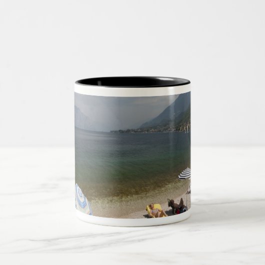 Italien, Provinz Verona, Brenzone. Gardasee Zweifarbige Tasse (Mittel)