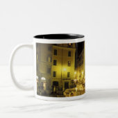 Italien, Rom. Trevi-Brunnen in der Nacht. Zweifarbige Tasse (Links)