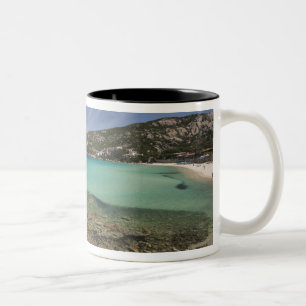 Italien, Sardinien, Baja Sardinien. Resort Strand. Zweifarbige Tasse