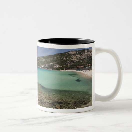 Italien, Sardinien, Baja Sardinien. Resort Strand. Zweifarbige Tasse (Rechts)