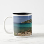 Italien, Sardinien, Baja Sardinien. Resort Strand. Zweifarbige Tasse (Links)