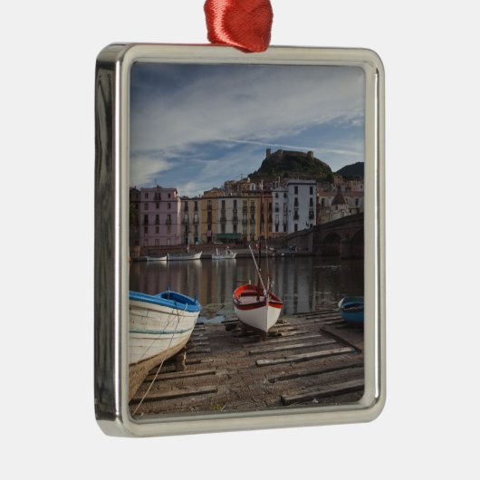 Italien, Sardinien, Bosa. Fluss Temo und Ponte Ornament Aus Metall (Rechts)