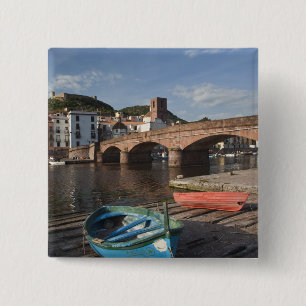 Italien, Sardinien, Bosa. Stadtansicht entlang des Button