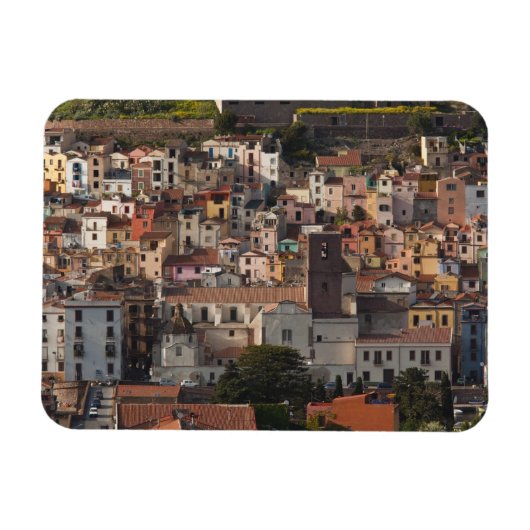 Italien, Sardinien, Bosa. Stadtblick mit Castello Magnet (Horizontal)