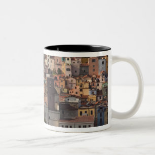 Italien, Sardinien, Bosa. Stadtblick mit Castello Zweifarbige Tasse