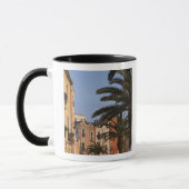 Italien, Sardinien, Cagliari. Gebäude und Palmen Tasse (Links)