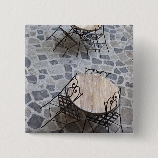 Italien, Sardinien, Castelsardo. Tische im Café. Button (Vorderseite)