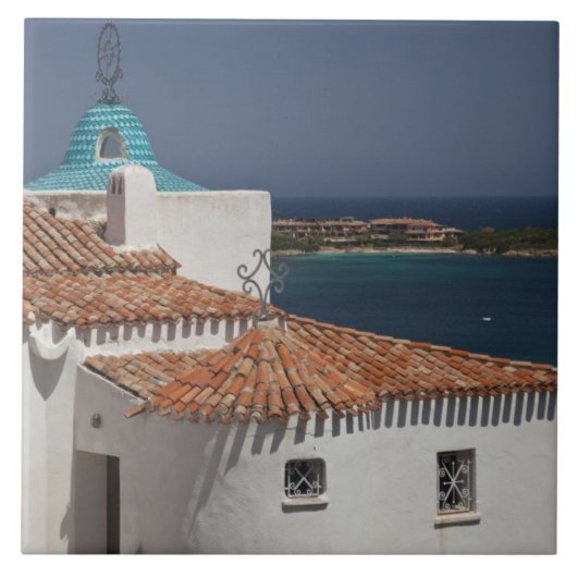 Italien, Sardinien, Porto Cervo. Chiesa di Stella Fliese (Vorderseite)